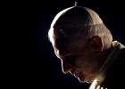 El Papa pone los pies en la tierra