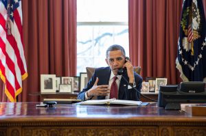 Barack Obama durante su llamada a los familiares de las víctimas de Newtown.