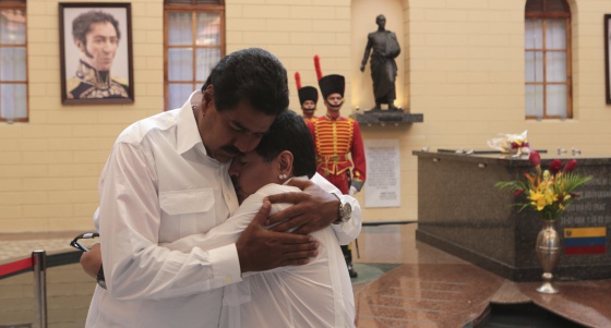 مارادونا بر سر مزار هوگو چاوز در ونزوئلا
