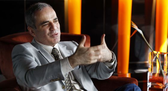 Kasparov, en una entrevista en Barcelona en 2008. / SUSANA SÁEZ