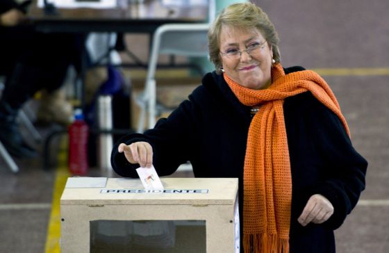 Michelle Bachelet vota en Santiago.