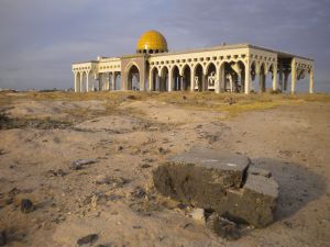 La pista del aeropuerto de Gaza, destrozada, y la terminal de viajeros