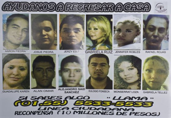 Un cartel con los rostros de los 12 jóvenes desaparecidos en un 'afterhours' en el DF.