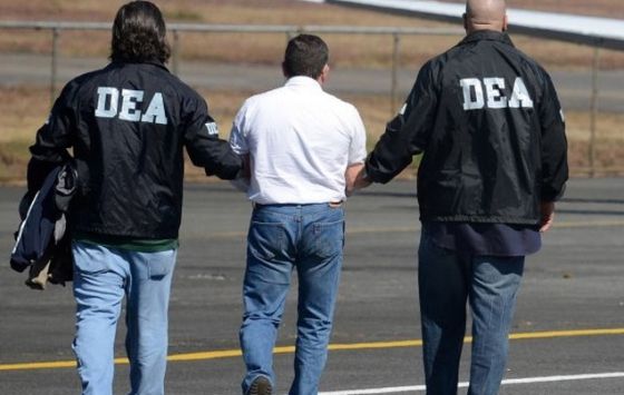 Agentes de la DEA escoltan a un detenido