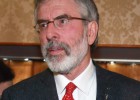 La policía libera a Gerry Adams sin cargos pero envía su caso a la fiscalía