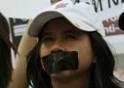 Pequeñas protestas contra la intervención militar en Bangkok