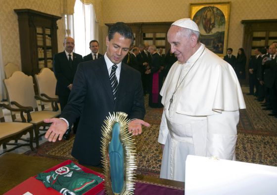 El presidente mexicano, Enrique Peña Nieto entrega regalos al Papa (una imagen de la Virgen de Guadalupe y una camiseta de la selección mexicana de fútbol), ayer durante una audiencia privada en el Vaticano. Reuters