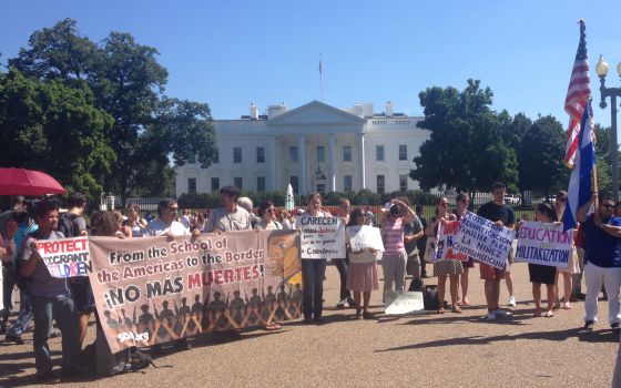Algunos de los manifestantes frente a la Casa Blanca.