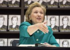 Obama y Clinton, un abrazo distante