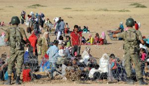 Refugiados sirios esperan en la frontera con Turquía tras dejar sus hogares, cerca de Sanliurfa.