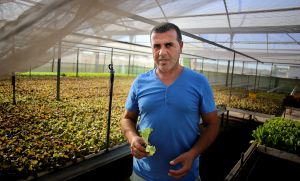 Abdelkader Faradi, inmigrante marroquí que vive y trabaja en la agricultura en España desde hace 23 años. Abdelkader Faradi, inmigrante marroquí que vive y trabaja en la agricultura en España desde hace 23 años.