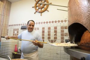 Khalil, un pizzero egipcio en Milán. Khalil, un pizzero egipcio en Milán.