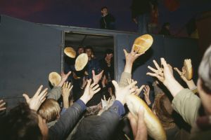 Decenas de rumanos recogen pan de un almacén estatal, tomado por los ciudadanos el 22 de diciembre en Timisoara. Jacques Langevin (SygmaCorbis)