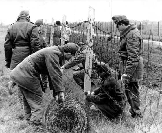 Guardias húngaros retiran la alambrada de la frontera con Austria en 1989.