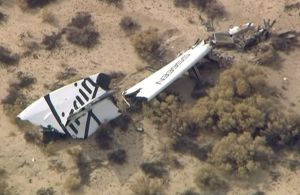 Restos del fuselaje de la nave sobre el desierto de Mojave.