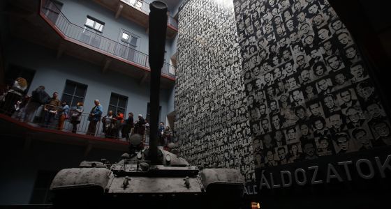 Un tanque soviético en la Casa del Terror.