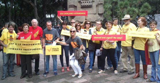Miembros de la ANC en un acto llamado Mudos y Enjaulados.