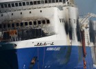 Agents italians busquen més polissons al ferri incendiat