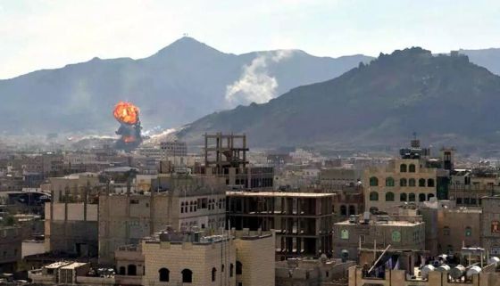 Enfrentamientos entre la guardia presidencial y rebeldes Huthi, este lunes en Saná, Yemen. / STRINGER (EFE) Fuente: elpaiis.com