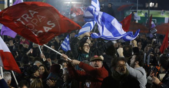 Seguidores de Syriza celebran el triunfo en las calles de Atenas.