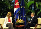 Mogherini habla de derechos humanos con Raúl Castro