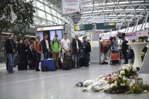 Flores en memoria de las víctimas del vuelo de Germanwings en el aeropuerto de Düsseldorf (Alemania) hoy, jueves 26 de marzo de 2015.