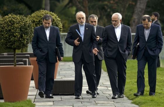 Salehi i Zarif, al centre, passegen pels jardins de l'hotel.