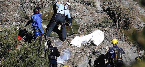 Trabajos de rescate de cadáveres de las víctimas.