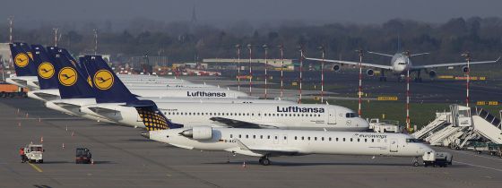 Varios aviones de Lufthansa, matriz de Germanwings, en Düsseldorf en 2013.