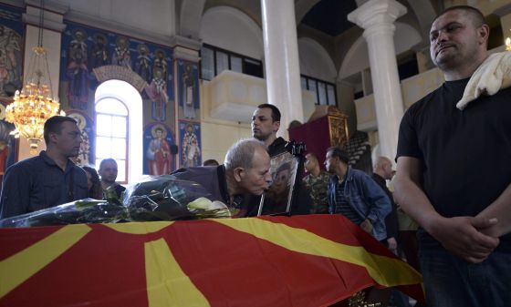 Funeral de um dos policiais mortos.