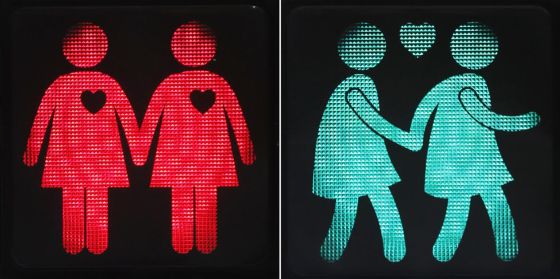 Muñecos homosexuales en los semáforos de Viena