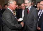 Histórico apretón de manos entre Carlos de Inglaterra y Gerry Adams