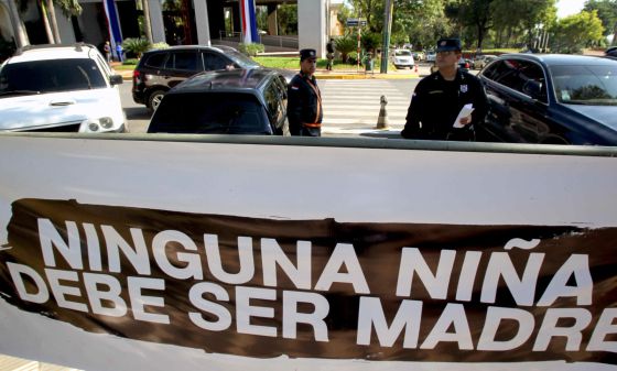 Un cartel colocado por defensores de derechos humanos frente al Congreso paraguayo, el pasado martes.