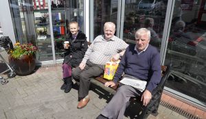 Liz Brockledank, Tony Keddy y Paul O’Connor, en un banco de Greystones, votarán no en el referéndum. LIONEL DERIMAIS