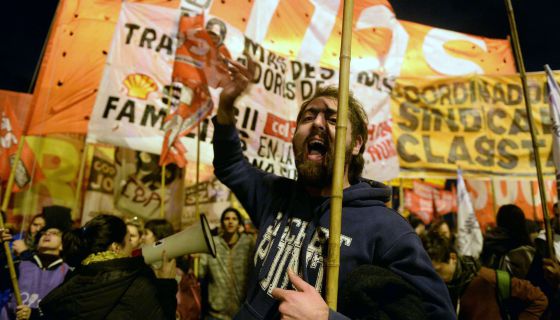 "El trotskismo bloquea las carreteras y suma votos", por Alejandro Rebossio para EL PAÍS 1433861762_666045_1433863875_noticia_normal