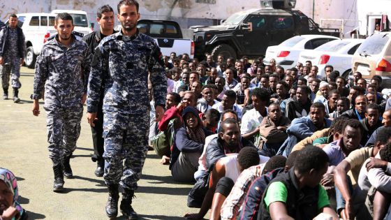 Militares libios retienen a un grupo de inmigrantes que trataban de cruzar a Europa, el 17 de mayo. EFE