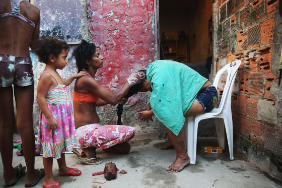 Una de las familias que viven en Complexo da Mare, una de las favelas más grandes de Rio, en octubre pasado.