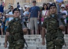 Tsipras no se atreve a meter la tijera en Defensa Tsipras no se atreve a meter la tijera en Defensa
