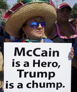 Una mujer protesta contra Trump en la frontera de Texas: