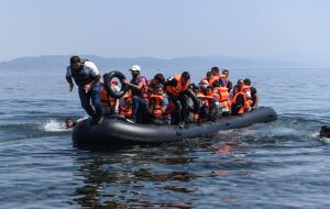 El moment de l'arribada d'una barca amb 45 refugiats sirians a bord.
