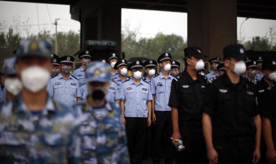 Soldados y policías chinos, este martes, en un homenaje a las víctimas de Tianjin