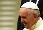 El Papa sostiene un cartel a favor del diálogo para las Malvinas
