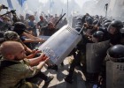 Un policía muerto y 90 heridos en Kiev en disturbios por una votación