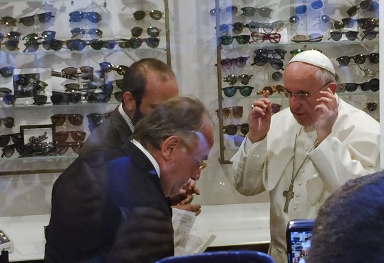 El Papa Francisco se prueba unas gafas en una óptica en Roma.