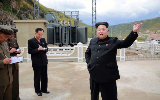 Imagen no verificada facilitada por la agencia norcoreana KCNA, que muestra a Kim Jong-un en las obra de una planta de energía eléctrica.