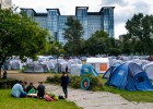 Cientos de refugiados acampan ante la oficina de Extranjería belga