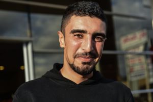 Ayman, de 23 años, desertó del Ejército sirio y huye de Líbano hacia Europa