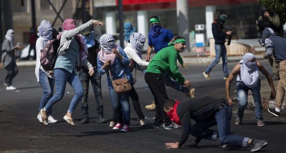 Jóvenes palestinos tiran piedras a soldados israelíes a las afueras de Ramala