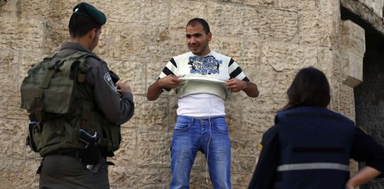 La policía resgistra a un palestino en la puerta de Damasco de Jerusalén
