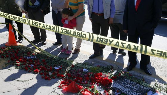 ISIS: Gente en el lugar del atentado del sábado en Ankara, Turquía